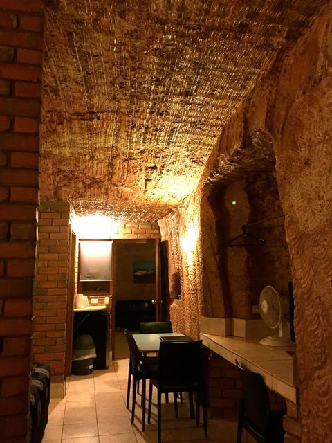 The Lookout Cave Underground Motel - Holiday Sunshine Coast 19