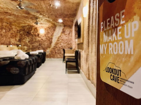 The Lookout Cave Underground Motel - Holiday Sunshine Coast 4