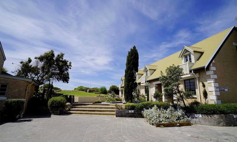 Caledonian Inn - Holiday Sunshine Coast 0