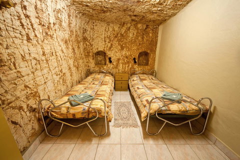 Radeka Downunder Underground Motel - Holiday Sunshine Coast 7