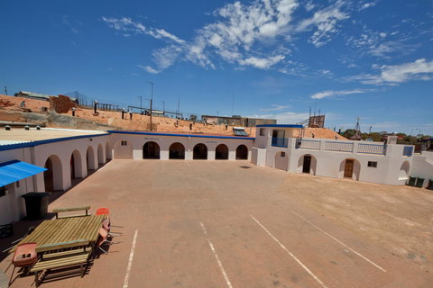 Radeka Downunder Underground Motel - Holiday Sunshine Coast 11