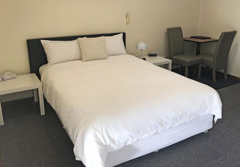 Lake Albert Motel - Sunshine Coast Tourism 7