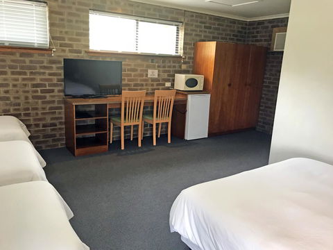 Lake Albert Motel - Sunshine Coast Tourism 43