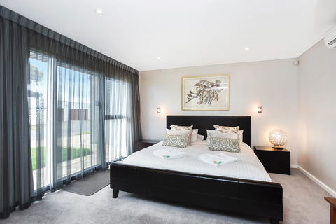 Esplanade Escape - Holiday Sunshine Coast 25