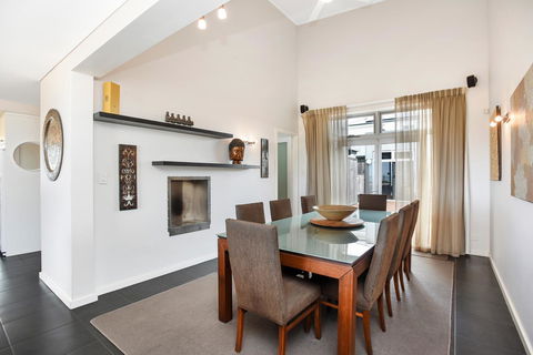 Esplanade Escape - Holiday Sunshine Coast 21