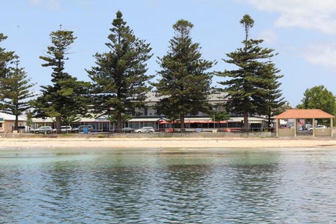 Grand Tasman Hotel - Holiday Sunshine Coast 34