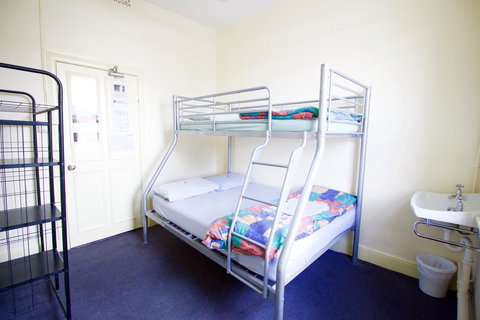 Backpack Oz - Sunshine Coast Tourism 38