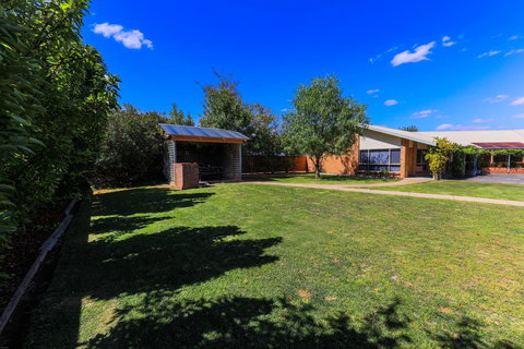 Country Roads Motor Inn Naracoorte - Holiday Sunshine Coast 9