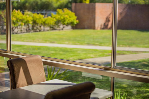 Country Roads Motor Inn Naracoorte - Holiday Sunshine Coast 17