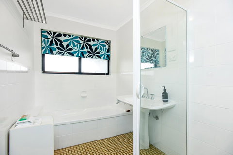 Red Door - Holiday Sunshine Coast 7