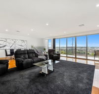BENGALEE EXECUTIVE TOWNHOUSE- MODERN  STYLISH - Sunshine Coast Tourism