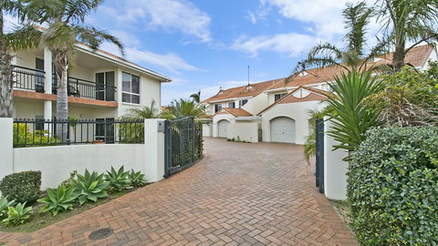 Salt Waterfront Apartment - Sunshine Coast Tourism 3