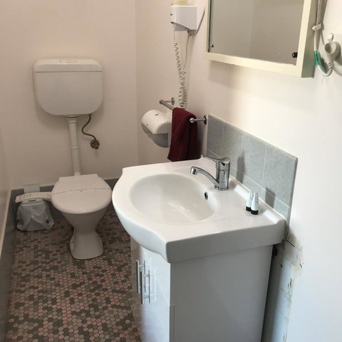 Travelway Motel - Holiday Sunshine Coast 11