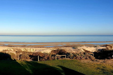 Luxurious 3 Bedroom Beachfront - Panoramic Views - Holiday Sunshine Coast 13