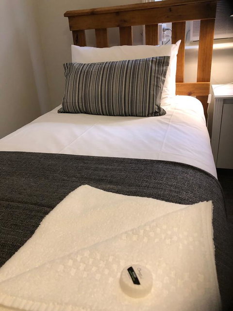 Cornwall Hotel - Holiday Sunshine Coast 11