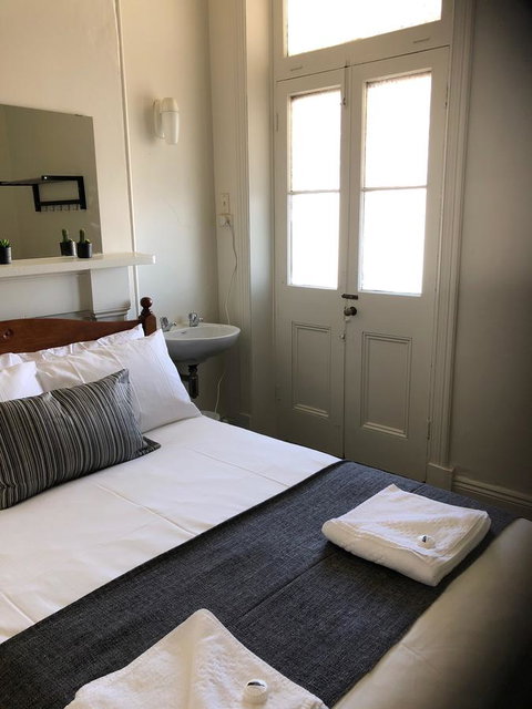 Cornwall Hotel - Holiday Sunshine Coast 7