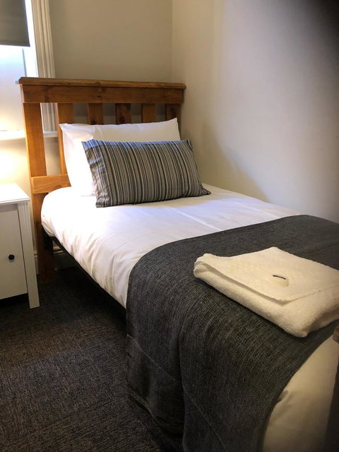 Cornwall Hotel - Holiday Sunshine Coast 12