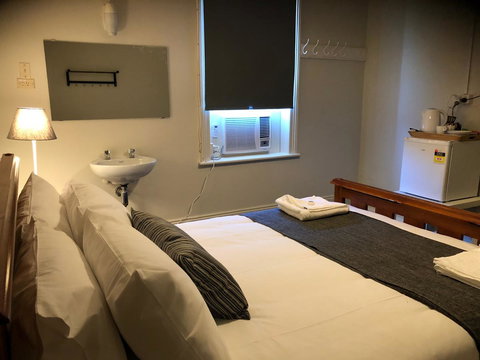 Cornwall Hotel - Holiday Sunshine Coast 16