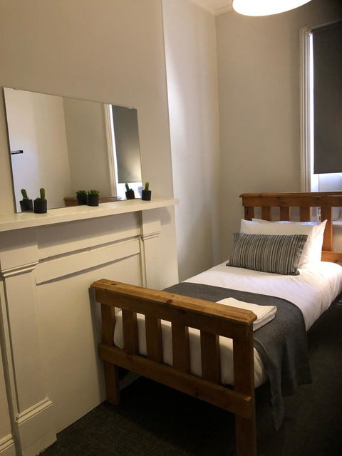 Cornwall Hotel - Holiday Sunshine Coast 15