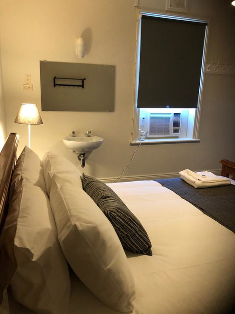 Cornwall Hotel - Holiday Sunshine Coast 5