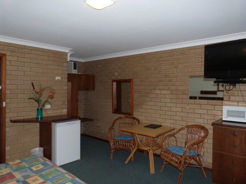 Wintersun Motel - Sunshine Coast Tourism 3