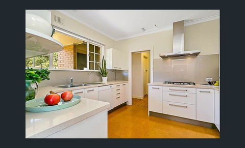 Stunning House With Beautiful Entertainment Area!! - Sunshine Coast Tourism 9