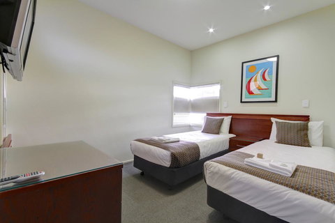 Strath Motel - Sunshine Coast Tourism 17