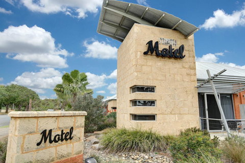 Strath Motel - Sunshine Coast Tourism 1