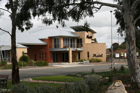Strath Motel - Sunshine Coast Tourism 7