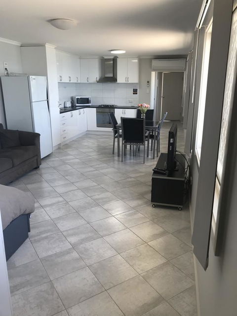 Beachside & Jetty View Apartment 6 - Captain\'s Apt - Holiday Sunshine Coast 4