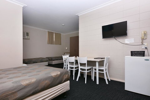 Motel Poinsettia - Sunshine Coast Tourism 24