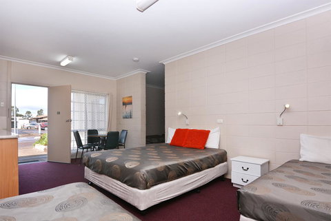 Motel Poinsettia - Sunshine Coast Tourism 21