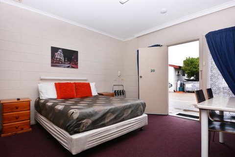 Motel Poinsettia - Sunshine Coast Tourism 3