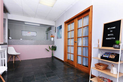 Motel Poinsettia - Sunshine Coast Tourism 1
