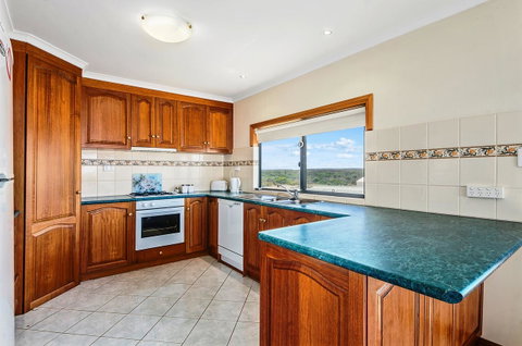 Rocks Retreat House With Sea Views - Sunshine Coast Tourism 10
