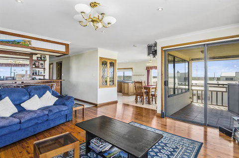 Rocks Retreat House With Sea Views - Sunshine Coast Tourism 0