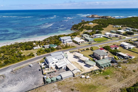 Rocks Retreat House With Sea Views - Sunshine Coast Tourism 17
