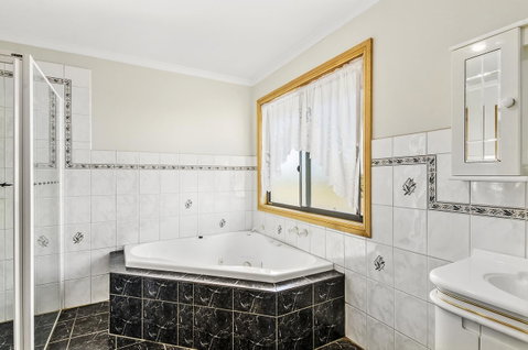 Rocks Retreat House With Sea Views - Sunshine Coast Tourism 12