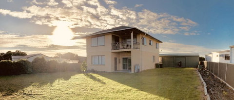 Rocks Retreat House With Sea Views - Sunshine Coast Tourism 5