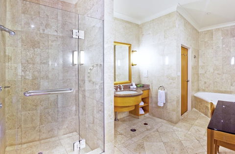 Duxton Hotel Perth - Holiday Sunshine Coast 3