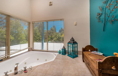 Chimes Spa Retreat - Sunshine Coast Tourism 9