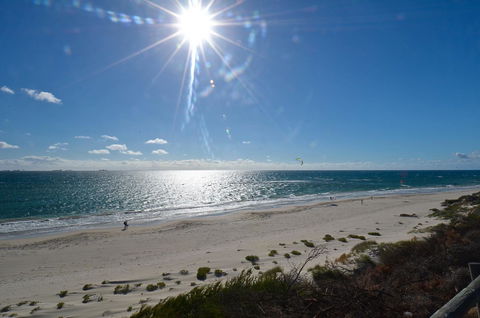 Cottesloe Beachfront Ocean View Apartment - Sunshine Coast Tourism 8