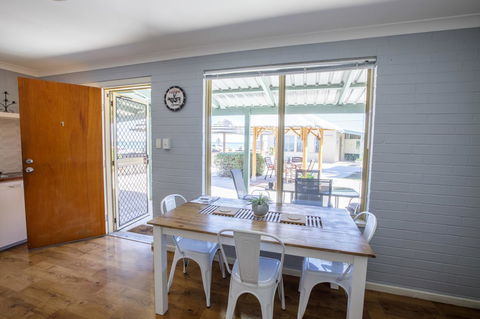 Shark Bay Seafront Apartments - Sunshine Coast Tourism 3