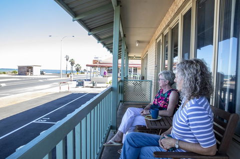 Shark Bay Seafront Apartments - Sunshine Coast Tourism 19
