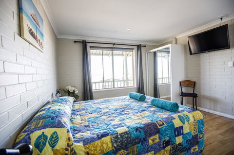 Shark Bay Seafront Apartments - Sunshine Coast Tourism 4