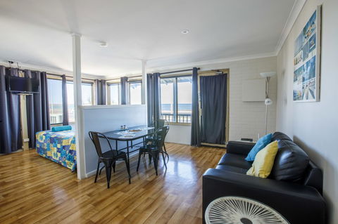 Shark Bay Seafront Apartments - Sunshine Coast Tourism 34
