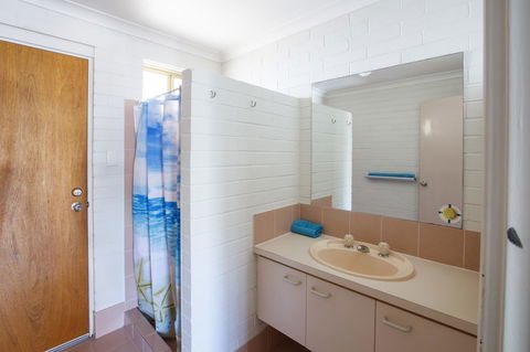 Shark Bay Seafront Apartments - Sunshine Coast Tourism 13