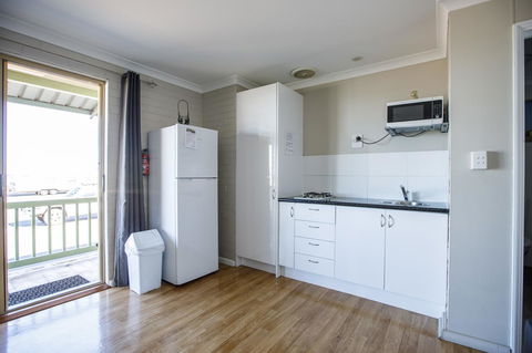 Shark Bay Seafront Apartments - Sunshine Coast Tourism 5