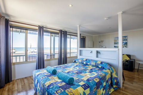 Shark Bay Seafront Apartments - Sunshine Coast Tourism 16