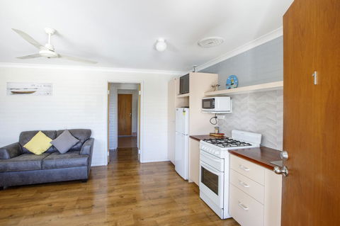 Shark Bay Seafront Apartments - Sunshine Coast Tourism 11